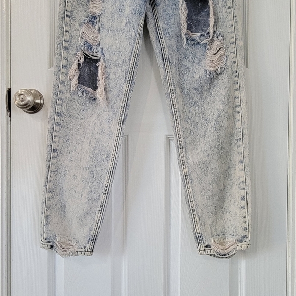 Misguided High Rise Mom Jeans - Acid Wash - Picture 4 of 7